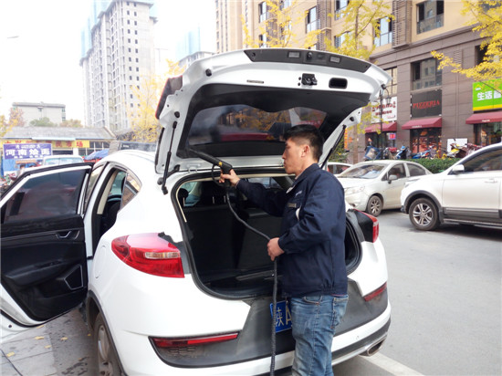 除甲醛公司工作人員在對(duì)汽車除甲醛處理 除甲醛公司工作人員在對(duì)汽車除甲醛處理