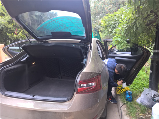 除甲醛公司工作人員在對(duì)汽車除甲醛處理 除甲醛公司工作人員在對(duì)汽車除甲醛處理