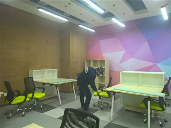 立美凈技術人員在進行室內甲醛清除作業 立美凈技術人員在進行室內甲醛清除作業